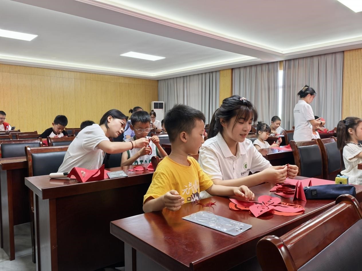 飛鯉鎮(zhèn)：大手牽小手 “剪”出法治夢